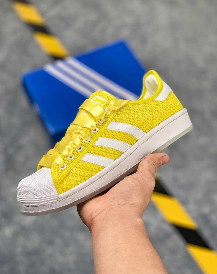 Желтые кроссовки адидас. Adidas Superstar желтые. Adidas Superstar Yellow. Кроссовки adidas 2022 желтые. Адидас ориджинал суперстар желтые.